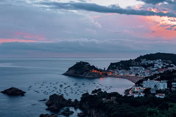 Buch mar com barcos a famosa aldeia de Tossa de Mar na Costa Brava à noite, Catalunha, Espanha — Fotografia de Stock