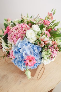 Ortanca zengin buket. Vintage bitki arka plan, renkli gül ahşap masa üzerinde paketini işçiliği,