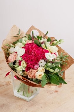 Ortanca zengin buket. Vintage bitki arka plan, renkli gül ahşap masa üzerinde paketini işçiliği,