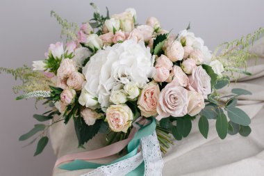 Vintage bitki arka, renkli gül ortanca okaliptüs kumaş üzerine. Anneler doğum günü