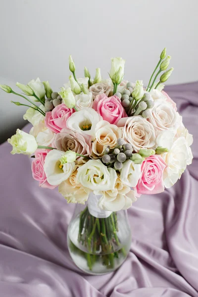 Ročník floristické pozadí, barevné růže hortenzie eukalyptu na tkanině. Maminký narozeniny — Stock fotografie