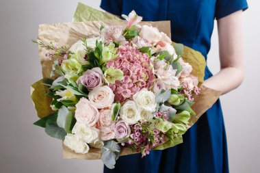 Çiçekçi iş başında. Ortanca zengin buket olun. Vintage bitki arka plan, renkli gül, antika makas ve bir ip üzerinde eski bir ahşap masa