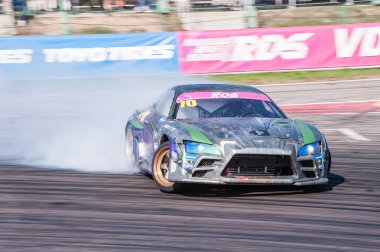 Nijniy Novgorod Rusya 20 Ağustos 2016: Rus Drift serisi 5 Rds Zapad Batı Smirnov Pavel Toyota Supra sahne.