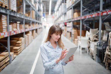 güzel genç mobilya mağaza çalışan hisse senedi alarak