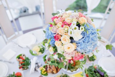 taze çiçek kompozisyon tatil masada. Güzel organize olay - Ziyafet tabloları misafirler için hazır hizmet