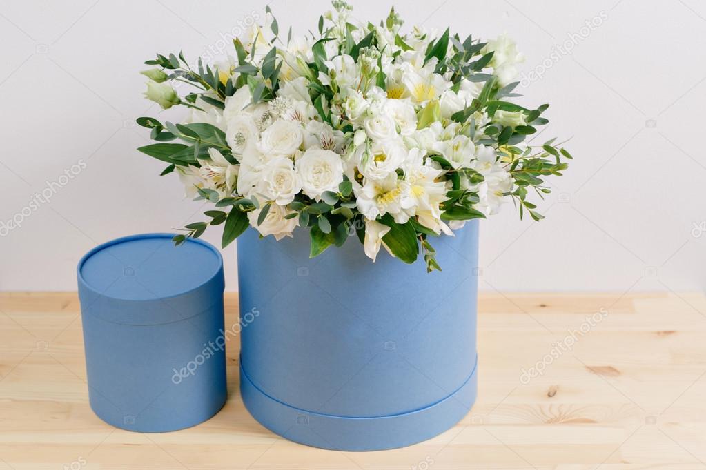 Travail De Fleuriste Bouquet Dans Une Boîte Ronde De