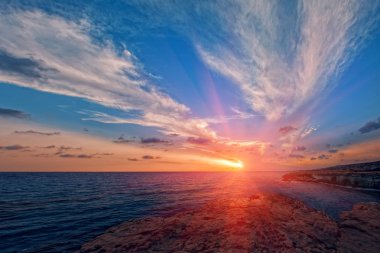 günbatımı üzerinde mavi, kristal berraklığında su ile deniz mağaraları Ayia Napa, Kıbrıs