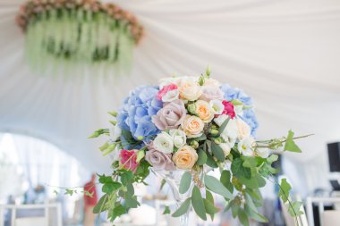 taze çiçek kompozisyon tatil masada. Güzel organize olay - Ziyafet tabloları misafirler için hazır hizmet