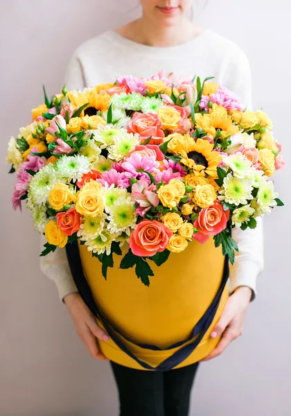 Lüks şapka kutusunda karışık Çiçek demetleri. Gül eller kadınlarda. — Stok fotoğraf