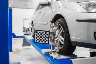 Stand hizalama kamber sensörler tekerli araba kontrol servis istasyonu atölyesinde.