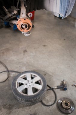 Yeni fren disk üzerinde bir garajda araba. Otomatik mekanik tamir .