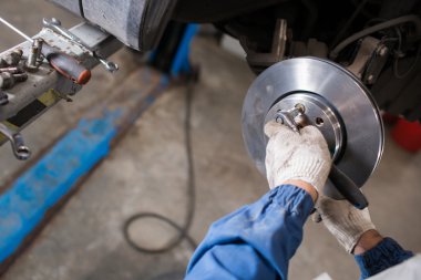 Yeni fren disk üzerinde bir garajda araba. Otomatik mekanik tamir .