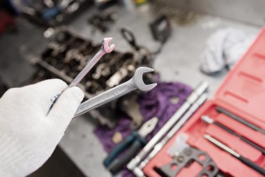 Otomatik mekanik ile çalışma araçları tamir ve tanılama araba garajında arabalar için