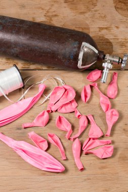 Ahşap döşeme rose kuvars balonları bir sürü arka plan masa. En iyi Manzaralı