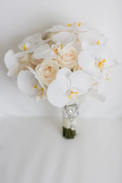 Closeup of a white orchid flowers and roses wedding bouquet — Stock Photo, Image