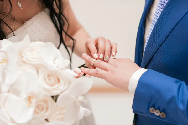 Μεγέθυνση της βάζοντας το γαμήλιο δαχτυλίδι στο γαμπρός νύφη — Φωτογραφία Αρχείου