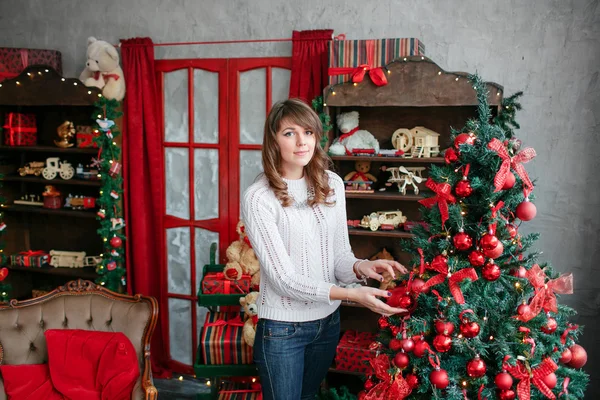Atmosfera de Natal, decoração de quarto das crianças para o feriado. Retrato de menina feliz olhando para a câmera  . — Fotografia de Stock