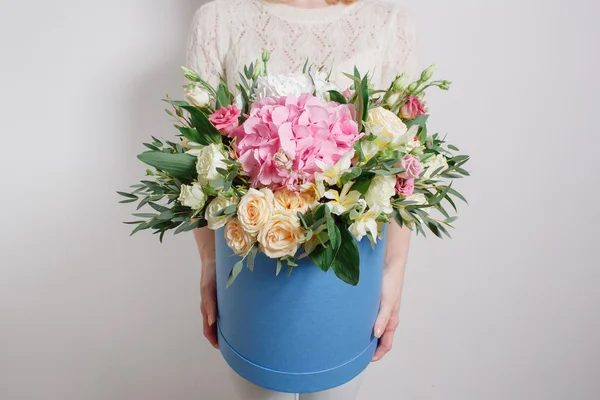 Rijk boeket met Hortensia in vrouw hand. Kleurrijke rozen en verschillende kleur meng bloemen — Stockfoto