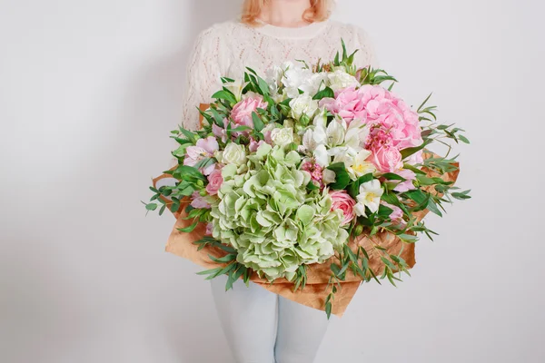 Rijk boeket met Hortensia in vrouw hand. Kleurrijke rozen en verschillende kleur meng bloemen — Stockfoto