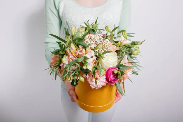 Rico ramo con hortensias en mano de mujer. rosas de colores y varias flores de mezcla de colores — Foto de Stock