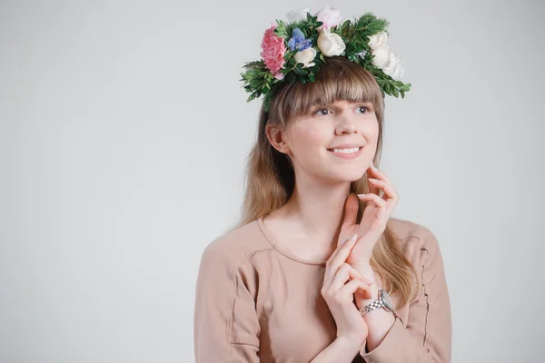 Mulher bonita com flores delicadas em seu cabelo — Fotografia de Stock