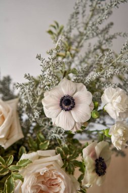 Buket 008, adım adım vazoya çiçek yerleştirmek. Çiçek demeti, eve gitmek için hazır. Dekorasyon için taze kesilmiş çiçekler. Avrupa çiçekçisi. Taze kesilmiş çiçek getirdim..