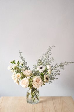 Buket 008, adım adım vazoya çiçek yerleştirmek. Çiçek demeti, eve gitmek için hazır. Dekorasyon için taze kesilmiş çiçekler. Avrupa çiçekçisi. Taze kesilmiş çiçek getirdim..