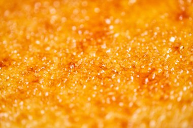 Karamelli şekere yakın plan, tatlı olarak kabuk. Cam kasede klasik creme brulee. Lokanta, tatlı yemek.