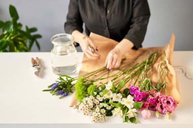 Buket 007, adım adım vazoya çiçek yerleştirin. Çiçek demeti, eve gitmek için hazır. Dekorasyon için taze kesilmiş çiçekler. Avrupa çiçekçisi. Taze kesilmiş çiçek getirdim..