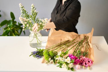 Buket 007, adım adım vazoya çiçek yerleştirin. Çiçek demeti, eve gitmek için hazır. Dekorasyon için taze kesilmiş çiçekler. Avrupa çiçekçisi. Taze kesilmiş çiçek getirdim..