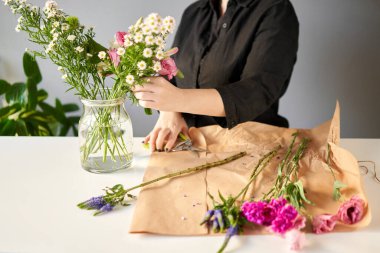 Buket 007, adım adım vazoya çiçek yerleştirin. Çiçek demeti, eve gitmek için hazır. Dekorasyon için taze kesilmiş çiçekler. Avrupa çiçekçisi. Taze kesilmiş çiçek getirdim..