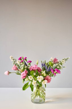 Buket 007, adım adım vazoya çiçek yerleştirin. Çiçek demeti, eve gitmek için hazır. Dekorasyon için taze kesilmiş çiçekler. Avrupa çiçekçisi. Taze kesilmiş çiçek getirdim..