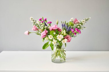 Buket 007, adım adım vazoya çiçek yerleştirin. Çiçek demeti, eve gitmek için hazır. Dekorasyon için taze kesilmiş çiçekler. Avrupa çiçekçisi. Taze kesilmiş çiçek getirdim..