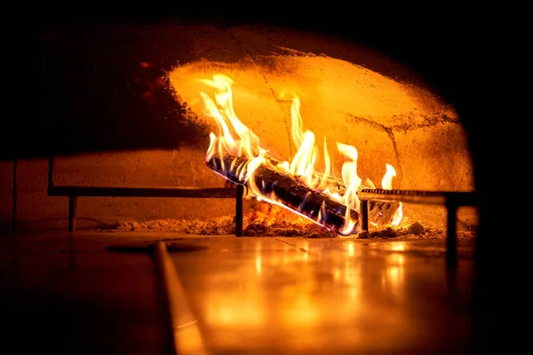 Tradycyjny piec drewniany w restauracji Neapol we Włoszech. Oryginalna neapolitańska pizza. Czerwony gorący węgiel. Pieczona smaczna pizza — Zdjęcie stockowe
