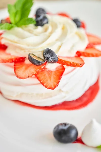 Το Pavlova είναι γλυκό με μαρέγκα και τραγανή κρούστα. Διακοσμημένη φράουλα, φύλλα δυόσμου, βατόμουρο και σαντιγί. Εστιατόριο γλυκό φαγητό — Φωτογραφία Αρχείου