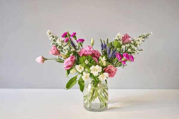 Boeket 007, stap voor stap installatie van bloemen in een vaas. Bloemen bos, klaar voor thuis. Verse snijbloemen voor decoratie thuis. Europese bloemenwinkel. Levering verse snijbloem. — Stockfoto
