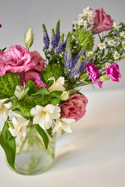 Bouquet 007, instalação gradual de flores em um vaso. Um grupo de flores, preparado para casa. Flores frescas cortadas para decoração casa. Loja floral europeia. Entrega flor de corte fresco. — Fotografia de Stock