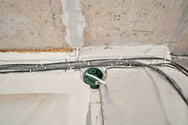 Bağlantı kutusunun kurulumu, yüksek voltaj. Tamir sırasında ev ya da apartmanda profesyonel elektrik tesisatı. Apartmanda elektrik dağıtımı ve güvenlik kavramı