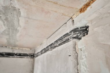 Bağlantı kutusunun kurulumu, yüksek voltaj. Tamir sırasında ev ya da apartmanda profesyonel elektrik tesisatı. Apartmanda elektrik dağıtımı ve güvenlik kavramı