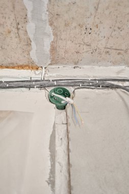 Bağlantı kutusunun kurulumu, yüksek voltaj. Tamir sırasında ev ya da apartmanda profesyonel elektrik tesisatı. Apartmanda elektrik dağıtımı ve güvenlik kavramı
