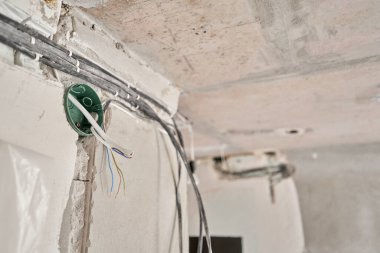 Bağlantı kutusunun kurulumu, yüksek voltaj. Tamir sırasında ev ya da apartmanda profesyonel elektrik tesisatı. Apartmanda elektrik dağıtımı ve güvenlik kavramı