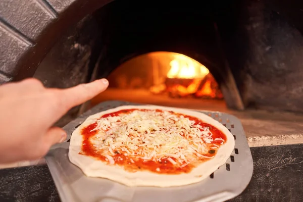 Billete crudo para hornear sabrosa pizza margherita en horno de leña tradicional en el restaurante Nápoles, Italia. pizza napolitana original. Carbón rojo caliente . —  Fotos de Stock