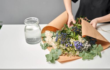 Buket 009. Çiçek demeti, eve gitmek için hazır. Dekorasyon için taze kesilmiş çiçekler. Avrupa çiçekçisi. Taze kesilmiş çiçek getirdim..