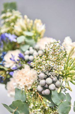 Buket 009. Çiçek aranjmanını ev için vazoda bitirdim. Çiçekler demet, iç için ayarlı. Dekorasyon için taze kesilmiş çiçekler. Avrupa çiçekçisi. Taze kesilmiş çiçek getirdim..