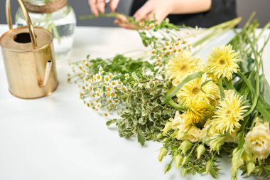 Buket 010, adım adım vazoya çiçek yerleştirmek. Çiçek demeti, eve gitmek için hazır. Dekorasyon için taze kesilmiş çiçekler. Avrupa çiçekçisi. Taze kesilmiş çiçek getirdim..