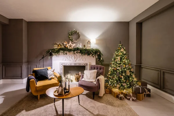 Apartamentos clásicos con árbol de Navidad decorado y regalos. Noche de Navidad a la luz de velas y guirnaldas. Vivir con chimenea y estuco. — Foto de Stock