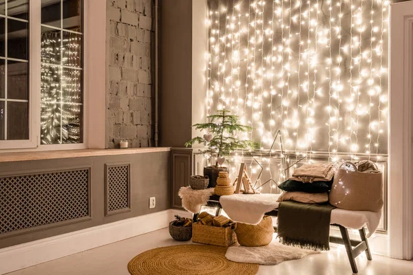 Apartamentos clásicos con árbol de Navidad decorado y regalos. Noche de Navidad a la luz de velas y guirnaldas. Vivir con chimenea y estuco. — Foto de Stock