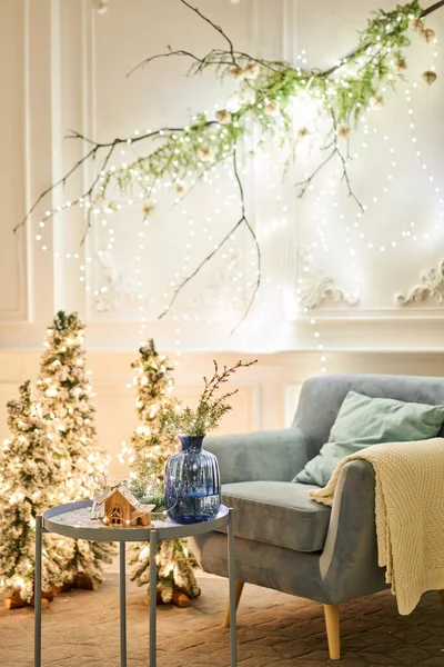Klasszikus apartmanok díszített karácsonyfával és ajándékokkal. Karácsony este a gyertyák és koszorúk fényében. Kandallóval és stukkóval élni. — Stock Fotó