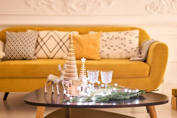 Klasszikus apartmanok díszített karácsonyfával és ajándékokkal. Karácsony este a gyertyák és koszorúk fényében. Kandallóval és stukkóval élni. — Stock Fotó