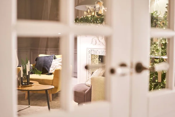 Hermosa perilla de puerta moderna. Luces de Navidad en el fondo. Puerta delantera abierta y de madera desde el interior de una casa de lujo con ventanas. — Foto de Stock